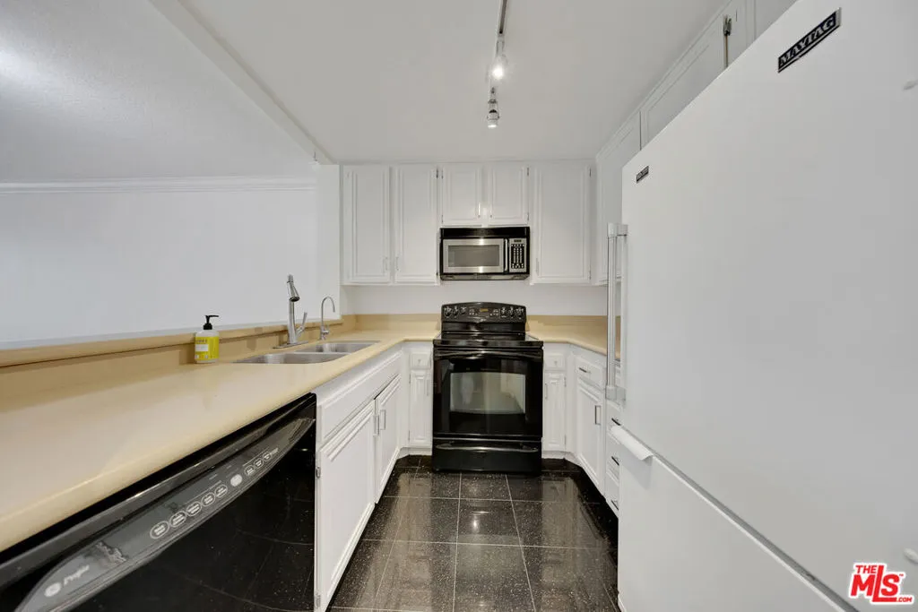 121 S Hope Street 429, Los Angeles, California 90012 home-pic-11